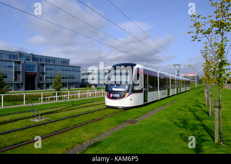 Die Straßenbahn fährt durch Edinburgh Park ein modernes Business Park South Gyle in Edinburgh, Schottland, Vereinigtes Königreich. Stockfoto