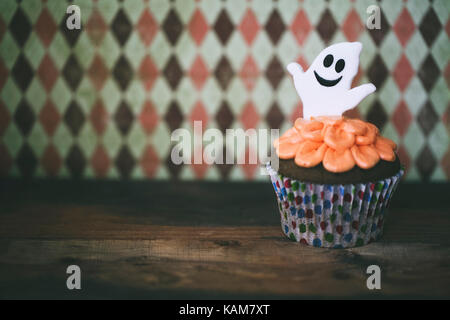 Halloween Design hausgemachten Kuchen auf dunklem Hintergrund Stockfoto