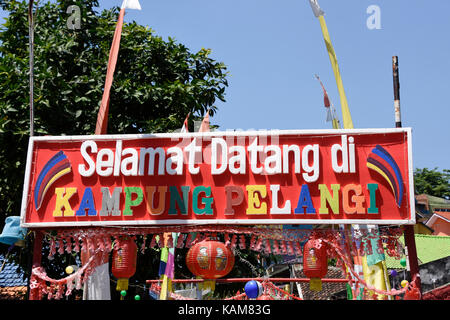 Eingang zum Rainbow Village in Semerang, Indonesien Stockfoto