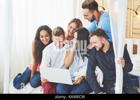 Gruppe der kreativen jungen Freunde hängenden Social Media Konzept. Die Menschen zusammen spielen oder Video Film ansehen Stockfoto
