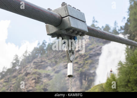 Detail eines hängenden Metall Brücke über einen Wasserfall in den österreichischen Alpen - Stuibenfall Stockfoto