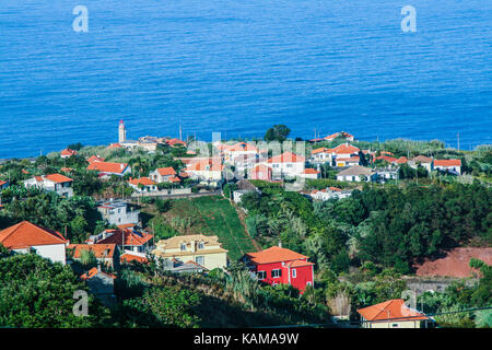 Foto aufgenommen in São Jorge Insel Madeira, auf der Seite des Farrobo mit dem Leuchtturm im Hintergrund. Stockfoto