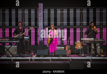 Norwegen, Oslo – 10. August 2017. Der kanadische Sänger, Songwriter und Musiker Feist spielt ein Live-Konzert während des norwegischen Musikfestivals Øyafestivalen 2017 in Oslo. Stockfoto