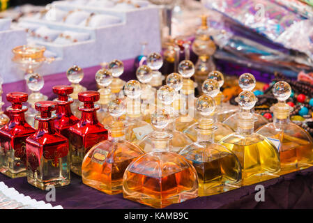 1001 Duftstoffe in Flaschen auf den Markt. Öl- und rosa Blüten aromatherapy spa Parfümerie. Stockfoto