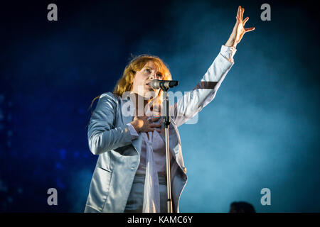 Die englische Indie-Rock-Band Florence and the Machine (im Stil von Florence + The Machine) spielt ein Live-Konzert beim norwegischen Musikfestival Øyafestivalen 2015 in Oslo. Hier wird Sänger, Songwriter und Musiker Florence Welch live auf der Bühne abgebildet. Norwegen, 13/08 2015. Stockfoto