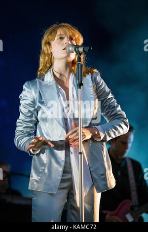 Die englische Indie-Rock-Band Florence and the Machine (im Stil von Florence + The Machine) spielt ein Live-Konzert beim norwegischen Musikfestival Øyafestivalen 2015 in Oslo. Hier wird Sänger, Songwriter und Musiker Florence Welch live auf der Bühne abgebildet. Norwegen, 13/08 2015. Stockfoto