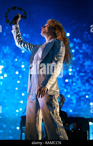 Die englische Indie-Rock-Band Florence and the Machine (im Stil von Florence + The Machine) spielt ein Live-Konzert beim norwegischen Musikfestival Øyafestivalen 2015 in Oslo. Hier wird Sänger, Songwriter und Musiker Florence Welch live auf der Bühne abgebildet. Norwegen, 13/08 2015. Stockfoto