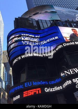 Wickeln Sie um Sich bewegende Anschlagtafel bei ABC TV-Studios in Times Square, New York City, USA Stockfoto