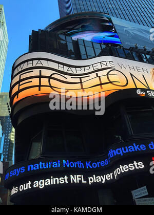 Wickeln Sie um Sich bewegende Anschlagtafel bei ABC TV-Studios in Times Square, New York City, USA Stockfoto