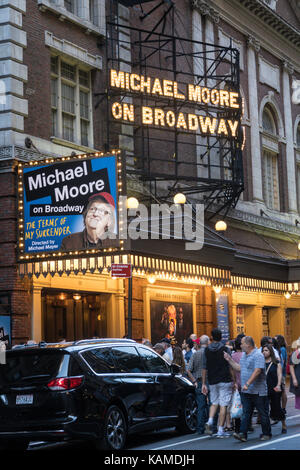 Belasco Theatre Marquee mit 'Michael Moore am Broadway", NYC Stockfoto