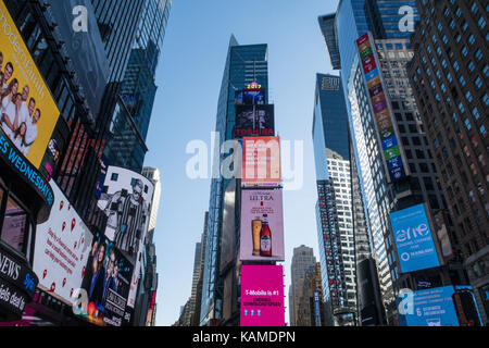 Elektronische Werbung Anschlagtafeln in Times Square, New York City, USA Stockfoto
