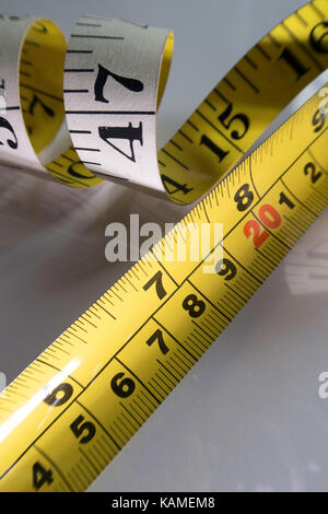 Tuch und Metal Tape Maßnahmen Stockfoto