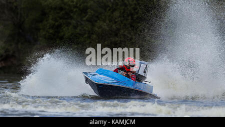 Motorboot racers Racing bei Carr Mill Dam im St Helens, England, Großbritannien Stockfoto