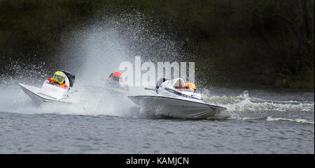 Motorboot racers Racing bei Carr Mill Dam im St Helens, England, Großbritannien Stockfoto