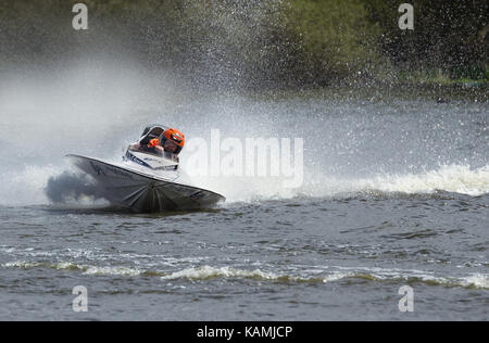 Motorboot racers Racing bei Carr Mill Dam im St Helens, England, Großbritannien Stockfoto