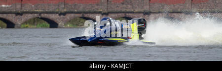 Motorboot racers Racing bei Carr Mill Dam im St Helens, England, Großbritannien Stockfoto