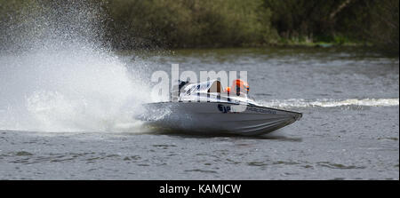 Motorboot racers Racing bei Carr Mill Dam im St Helens, England, Großbritannien Stockfoto