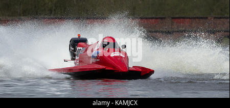 Motorboot racers Racing bei Carr Mill Dam im St Helens, England, Großbritannien Stockfoto