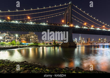 Main Street Park und die Manhattan Bridge bei Nacht. Dumbo, Brooklyn, New York City Stockfoto