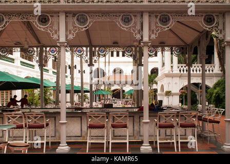 Bar im Innenhof des renommierten Raffles Hotel, Singapur, gegründet 1887 Stockfoto