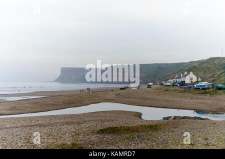 In Saltburn-by-the-Sea Beach an einem nebligen Tag gegen Jagd Cliff Stockfoto