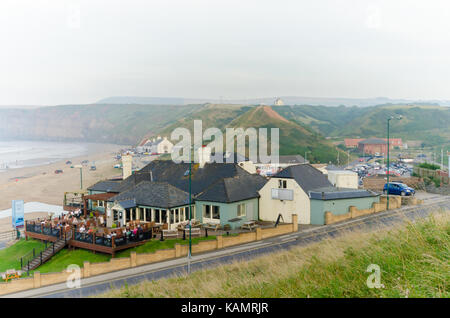 Erhöhte Blick nach Süden über Saltburn-by-the-Sea an einem nebligen Tag Stockfoto