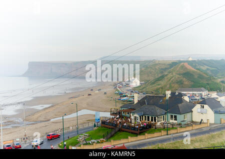 Erhöhte Blick nach Süden über Saltburn-by-the-Sea in Richtung Jagd Klippe an einem nebligen Tag Stockfoto