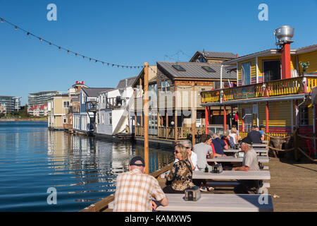 Victoria, British Columbia, Kanada - 11 September 2017: Leute an den Tischen der Victoria an der Fisherman's Wharf sitzen Stockfoto