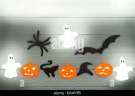 Halloween Urlaub Hintergrund mit drei Kürbisse, Cat, Spinnen, Fledermäuse, Hut und drei Geister Stockfoto