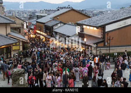 JAPAN, Kyoto, 20.November 2016, Massen von Menschen in den Straßen von unter Kiyomizu-dera Tempel, Kyoto, Japan Stockfoto