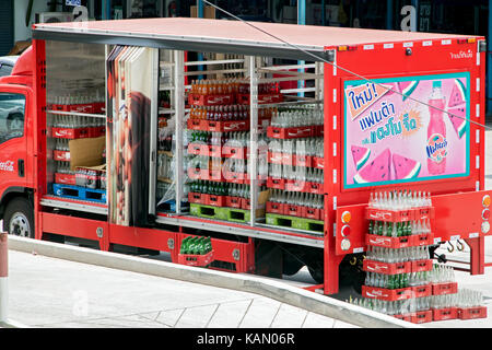 THAILAND, Bangkok, 04.MAI 2017, Coca-Cola Lieferwagen auf der Straße Stockfoto