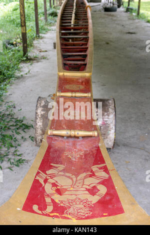 Traditionell eingerichtete Langen Kanus unter einem Schutz gestellt, Luang Prabang, Laos Stockfoto