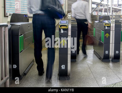 Die Passagiere werden durch eine turniket auf die Plattform. Eingang zum Bahnhof durch das Drehkreuz. Stockfoto
