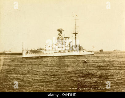 Antike c 1910 Foto, HMS Queen Elizabeth. HMS Queen Elizabeth war der Leitung Schiff ihrer Klasse von dreadnought Schlachtschiffe der Royal Navy in den frühen 1910er Jahren gebaut, und oft als Flaggschiff verwendet wurde. Sie diente im Ersten Weltkrieg als Teil der Grand Fleet, die ergebnislos Aktion vom 19. August teilgenommen. Quelle: original Foto. Stockfoto