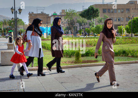 Provinz Fars, Shiraz, Iran - 19 April, 2017: Frauen in hijabs Spaziergang entlang der Straße der Stadt. Stockfoto