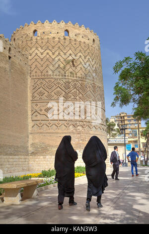 Provinz Fars, Shiraz, Iran - 19. April 2017: Zwei iranische Frauen in Schwarz muslimische Kleidung sind zu Fuß in der Nähe der Karim Khan Zitadelle. Stockfoto