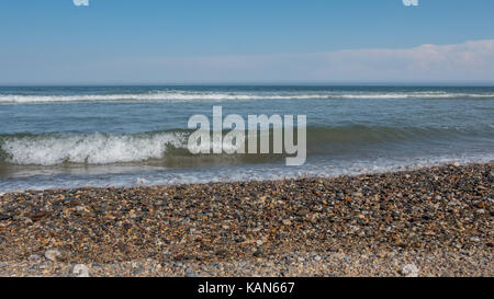 Niedrigen winkel Bild von felsigen Strand mit Wellen im Hintergrund brechen Stockfoto