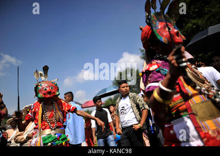 Kathmandu, Nepal. 26 Sep, 2017. Nepalesische devotees ausgeben als Gottheit springt der traditionellen Tanz in einem Tunes von traditionellen Instrumenten während der Feier des Khokana Shikali Festival im Dorf, Patan, Nepal am Dienstag, 26. September 2017. Menschen in Shikali Khokana feiern Festival während der größten Dashain. Credit: Narayan Maharjan/Pacific Press/Alamy leben Nachrichten Stockfoto