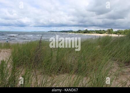 Gerade die Sturm roll in, Sitzen im Gras, mit Blick auf den Strand, einen Tag am Strand und beobachtete den Regen, Sturm, ein Tag am Strand Stockfoto