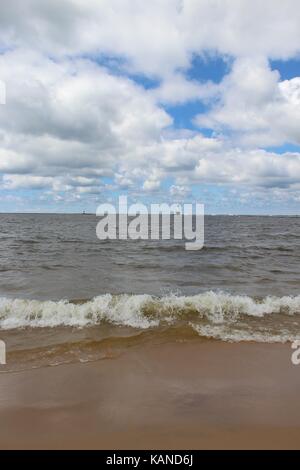 Gerade die Sturm roll in, sitzen im Gras, mit Blick auf den Strand, einen Tag am Strand und beobachtete den Regen, Sturm, ein Tag am Strand Stockfoto