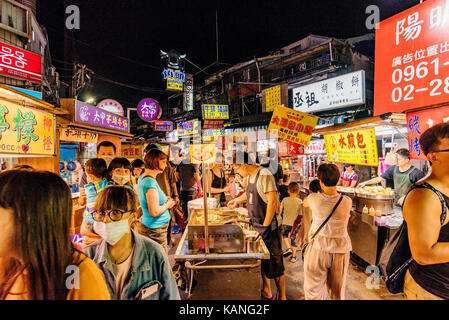 TAIPEI, Taiwan - 11. Juli: Dies ist eine berühmte Shilin Nachtmarkt Nachtmarkt, wo viele Leute kommen taiwanische Essen zu probieren und Einkaufen am 11. Juli, 2 Gehen Stockfoto