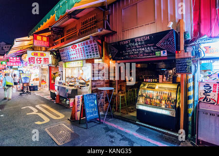 TAIPEI, Taiwan - 11. Juli: Dies ist eine Straße in Shilin Night Market einen berühmten Nachtmarkt, wo viele Leute kommen taiwanische Essen zu probieren und Einkaufen o Stockfoto