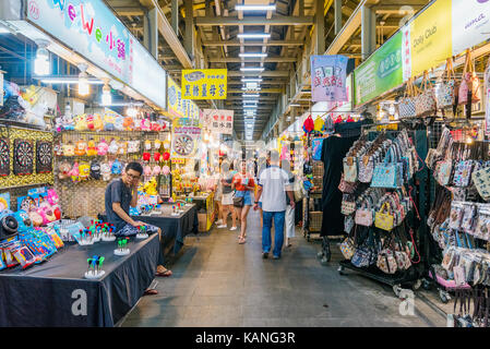 TAIPEI, Taiwan - 11. Juli: Dies ist eine berühmte Shilin Nachtmarkt Nachtmarkt in Taipeh, wo viele Touristen kommen Spiele Shop zu spielen und am 11. Juli Essen, Stockfoto