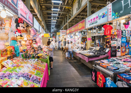 TAIPEI, Taiwan - 11. Juli: Dies ist eine berühmte Shilin Nachtmarkt Nachtmarkt in Taipeh, wo viele Touristen kommen Spiele Shop zu spielen und am 11. Juli Essen, Stockfoto