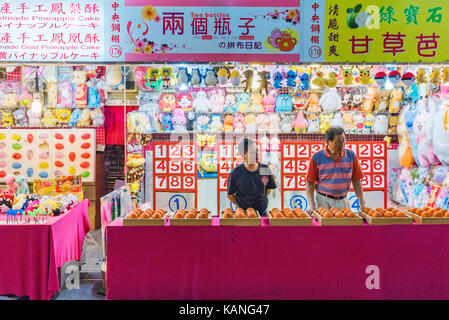 TAIPEI, Taiwan - 11. Juli: Dies ist eine Spiele stehen in Shilin Night Market. Diese Art der Stände sind sehr beliebt bei Nacht Märkte in Taiwan am Juli Stockfoto