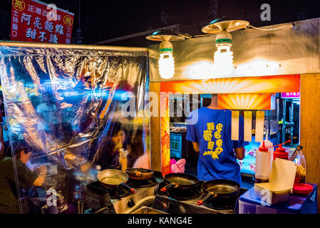 TAIPEI, Taiwan - 11. Juli: Dies ist ein Nachtmarkt Essen stand, von der Straße essen in Taiwan verkauft am 11. Juli 2017 in Taipei Stockfoto