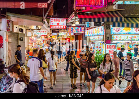 TAIPEI, Taiwan - 11. Juli: Dies ist eine berühmte Shilin Nachtmarkt Nachtmarkt, wo viele Leute kommen taiwanische Essen zu probieren und Einkaufen am 11. Juli, 2 Gehen Stockfoto