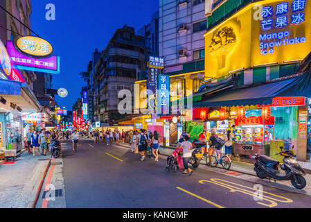 TAIPEI, Taiwan - 16. Juli: Dies ist Yongkang Straße eine berühmte Straße, wo sich die Reisenden und Einheimischen kommen taiwanesische Street Food am 16 Juli, 2017 in der Ta Stockfoto