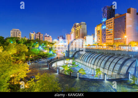 TAIPEI, Taiwan - 15. Juli: Dies ist eine Nacht von Sicht von Daan Forest Park Bahnhof in die Innenstadt, es ist eine beliebte Station als es führt in eine von Taipe Stockfoto