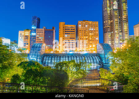 TAIPEI, Taiwan - 15. Juli: Dies ist eine Nacht von Sicht von Daan Forest Park Station und städtischen Gebäude in der Innenstadt, am 15. Juli 2017 in Taipei Stockfoto